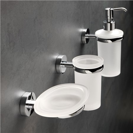 Portasapone da appoggio o dispenser a parete? Gli accessori bagno da incollo mettono tutti d'accordo