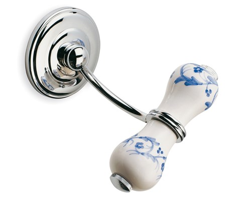 La ceramica decorata impreziosisce il bagno nella collezione Nemi